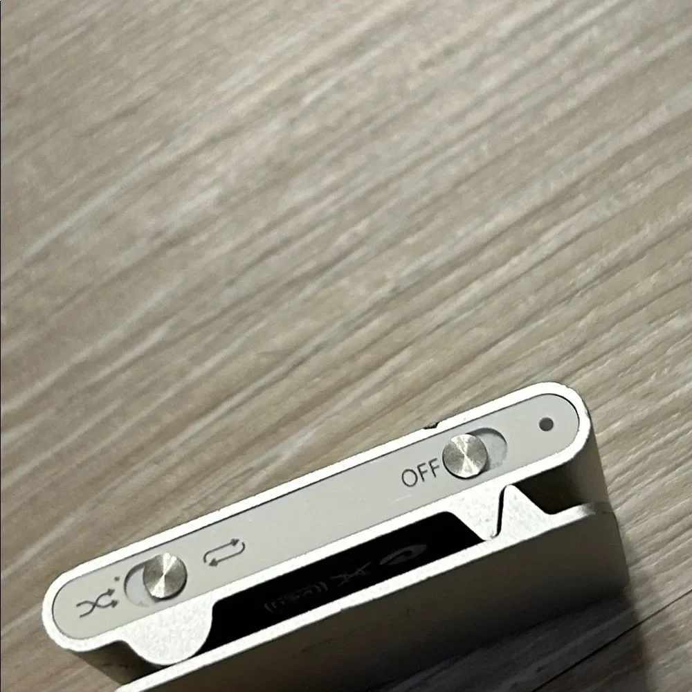 Apple iPod Shuffle 2nd Gen in Metallic Silver A1204